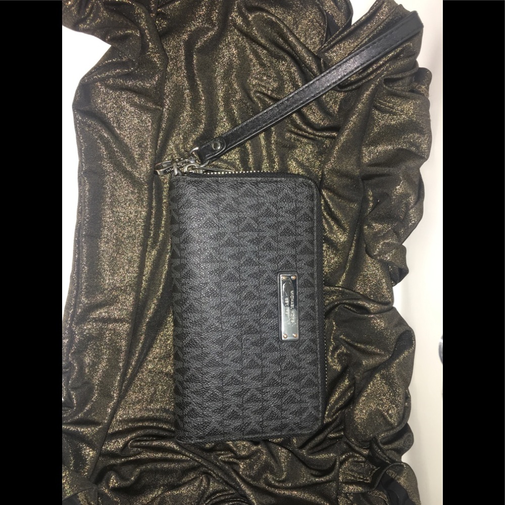 🤩Beautiful MK Wristlet